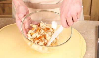 В небольшом сотейнике соедините сливочное масло и измельченный чеснок, растопите на среднем огне, помешивая, 5 минут. Вылейте растопленное масло в чашу, добавьте кубики хлеба, соль, перец по вкусу, перемешайте. Выложите хлеб на противень ровным слоем и запекайте в духовке 10 минут до золотистого цвета. Выньте крутоны из духовки