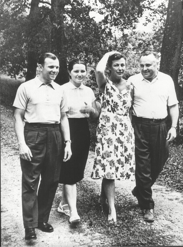 Юрий Гагарин с женой и друзьями на прогулке