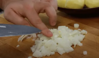 Чистим и нарезаем кольцам лук. Также выкладываем его на картофель, но ничем не смазываем.
