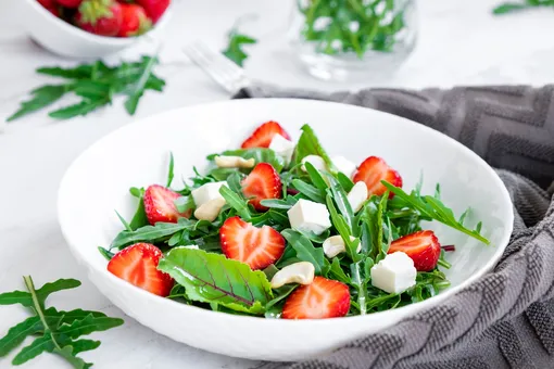 5 вкусных и по-настоящему летних салатов, которые сделают вас фанатом рукколы