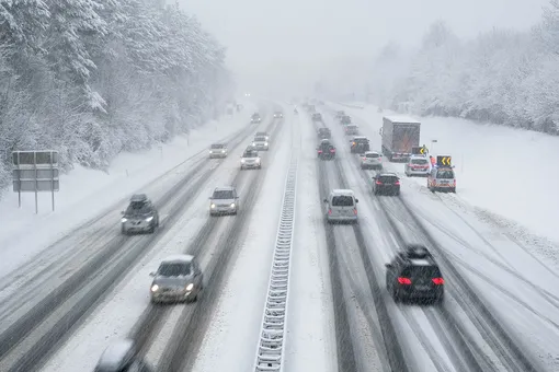 Как тормозить на зимней дороге: ошибки и правила зимнего вождения
