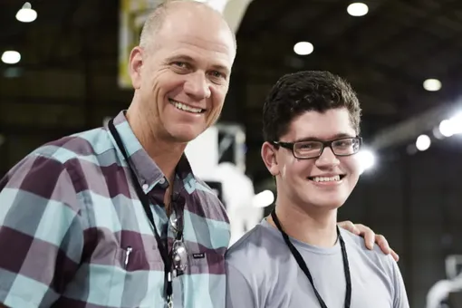 16-летний парень с инвалидностью помог Nike создать кроссовки без шнурков