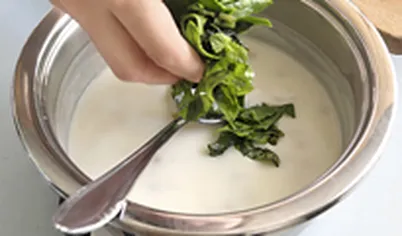 Добавьте в суп нарезанную зелень, готовьте 3 минуты, продолжая помешивать. Добавьте еще бульона, если суп очень густой. Варите около 5 минут, затем снимите с огня и подавайте вместе с фрикадельками.