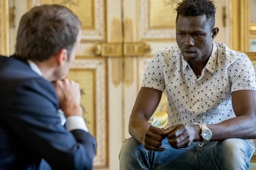 Нелегальный мигрант спас ребенка в Париже. Президент Франции предложил ему гражданство и работу пожарным