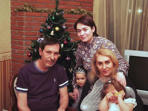 Николай Носков с женой, дочерью и внучками