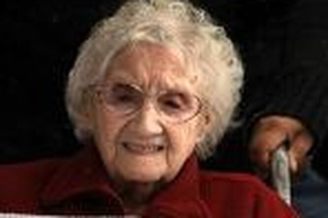 106-летняя англичанка на улице