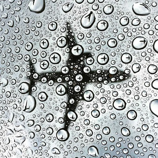 Самолет в каплях дождя