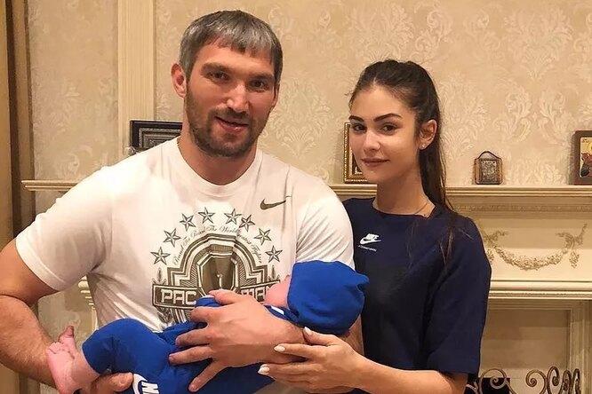 «Как Серега батю любит»: беременная Анастасия Шубская выложила семейное видео с годовалым сыном