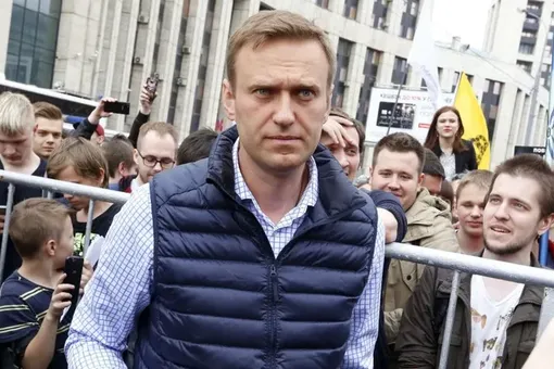 «Лучи поддержки Юлии»: Алексей Навальный прилетел в Москву — и был задержан