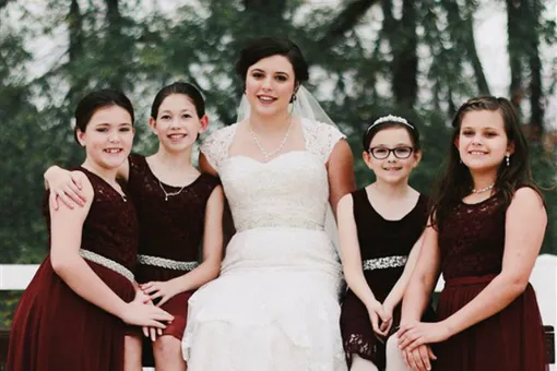 Дети стали подружками невесты на свадьбе своей няни