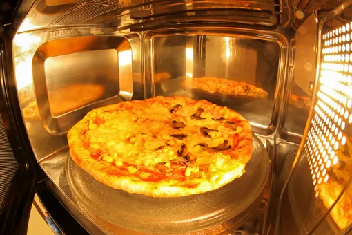 Почему НИКОГДА не надо разогревать пиццу в микроволновой печи