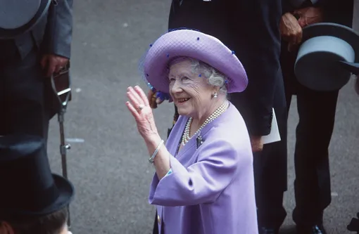 Королева-мать Елизавета Боулз-Лайон фото