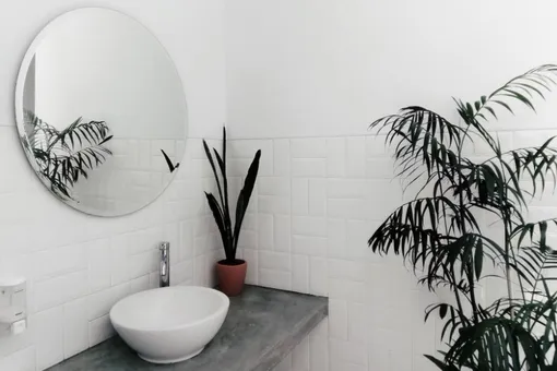 Чтобы зеркало в ванной не запотевало, достаточно протереть его водным раствором с шампунем