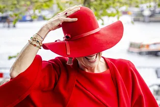 52-летняя королева Максима восхитила поклонников «пылающим» нарядом в стиле тотал-лук