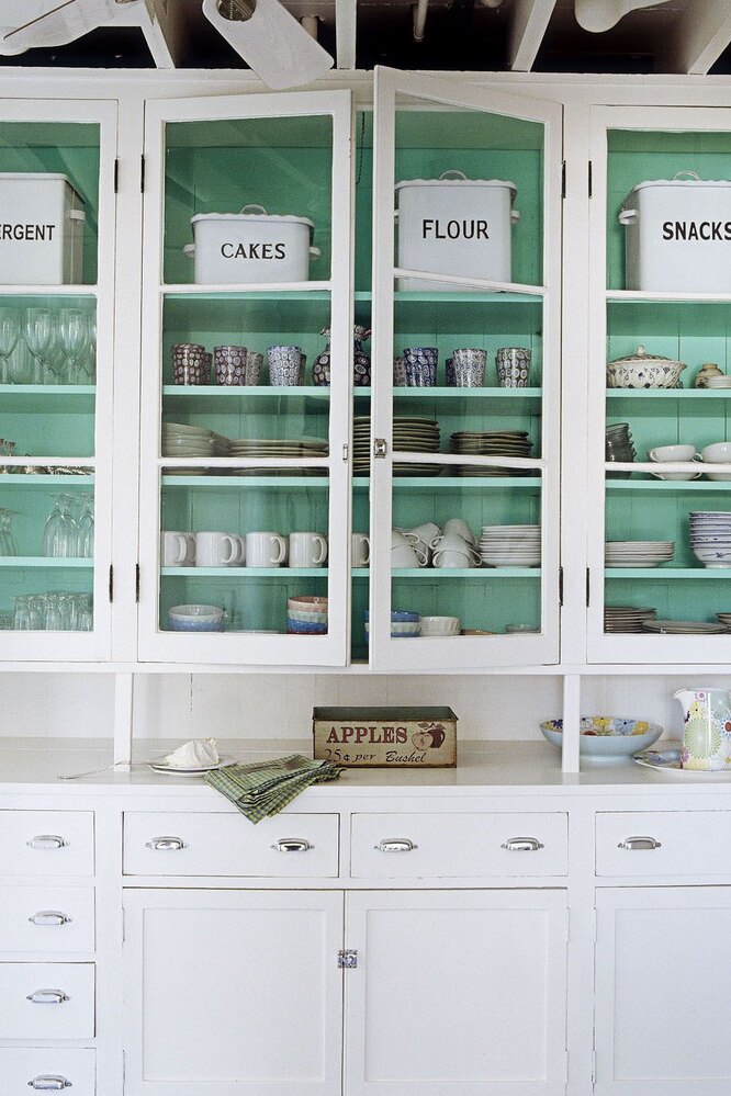 Белый цвет в сочетании с зелёным в интерьере кухни визуально увеличивает пространство