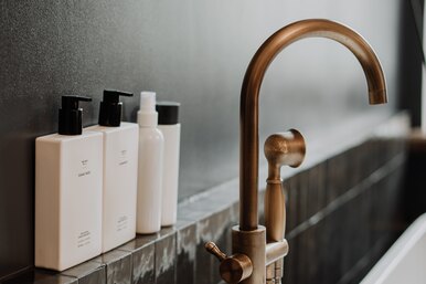 Жёсткая вода: 7 тонкостей уборки в домах, где появляется известковый налёт