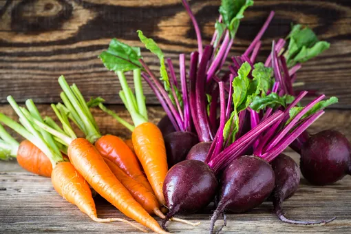 5 губительных ошибок, которые допускают огородники при уборке и хранении моркови и свёклы
