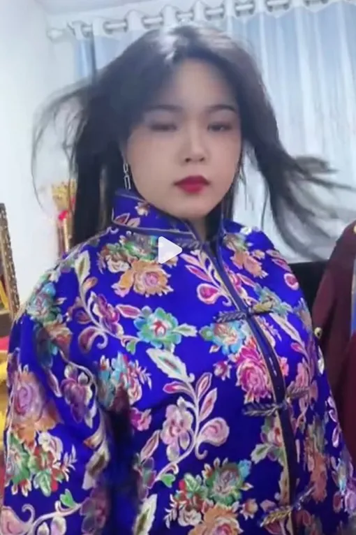Китаянка решилась на рекламу одежды для похорон