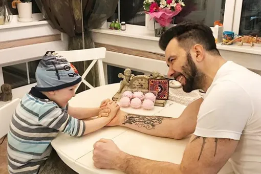 Четырехлетний внук Ильи Олейникова борется за зефирки