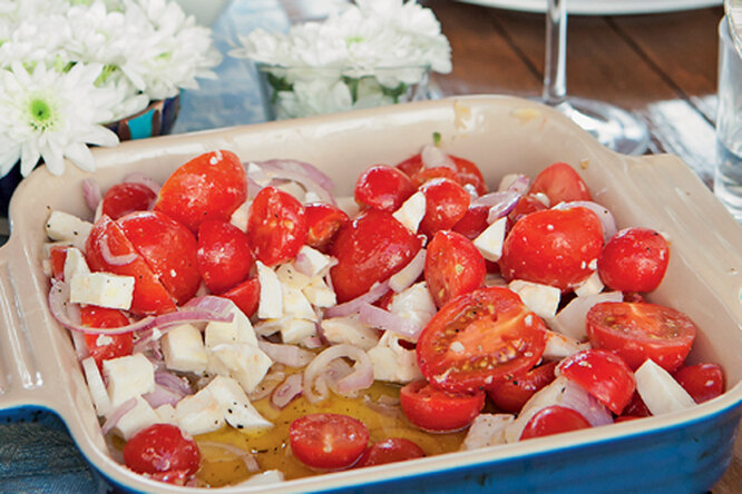 Салат с брынзой и красным луком