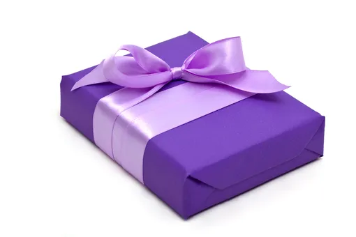 Подарок в фиолетовой упаковке подойдет людям творческих профессий.