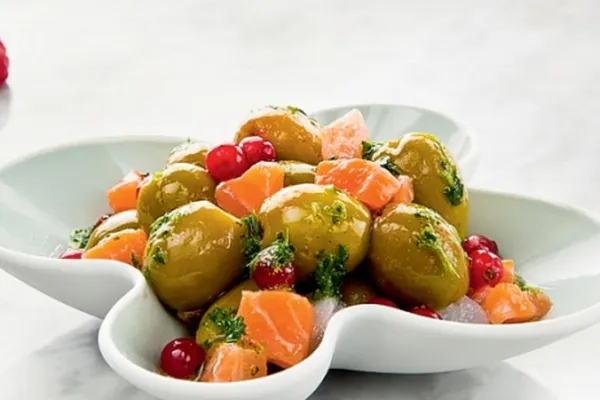 Оливки с копченым лососем и ягодным соусом