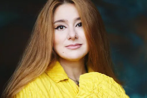 «Самый подходящий возраст, чтобы радоваться жизни»: 44-летняя Юлия Куварзина восхитила поклонников фото без макияжа