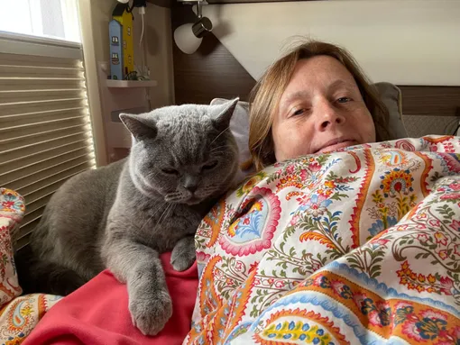 Кейт Гросс и ее кошка — Эльза