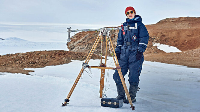 На станциях в Арктике и Антарктике ежегодно проводятся десятки научных исследований.
