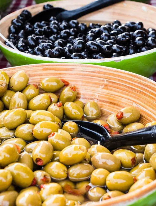 миска с оливками и миска с маслинами