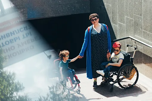 «И значит, надо бороться»: мама двух сыновей с инвалидностью — о доступной среде