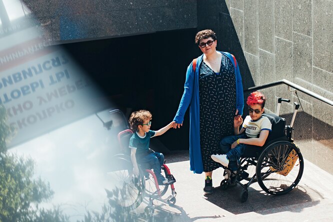 «И значит, надо бороться»: мама двух сыновей с инвалидностью — о доступной среде