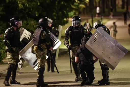 «Я принимал присягу по защите своего народа»: бывшие белорусские военные выбрасывают форму в знак протеста против террора