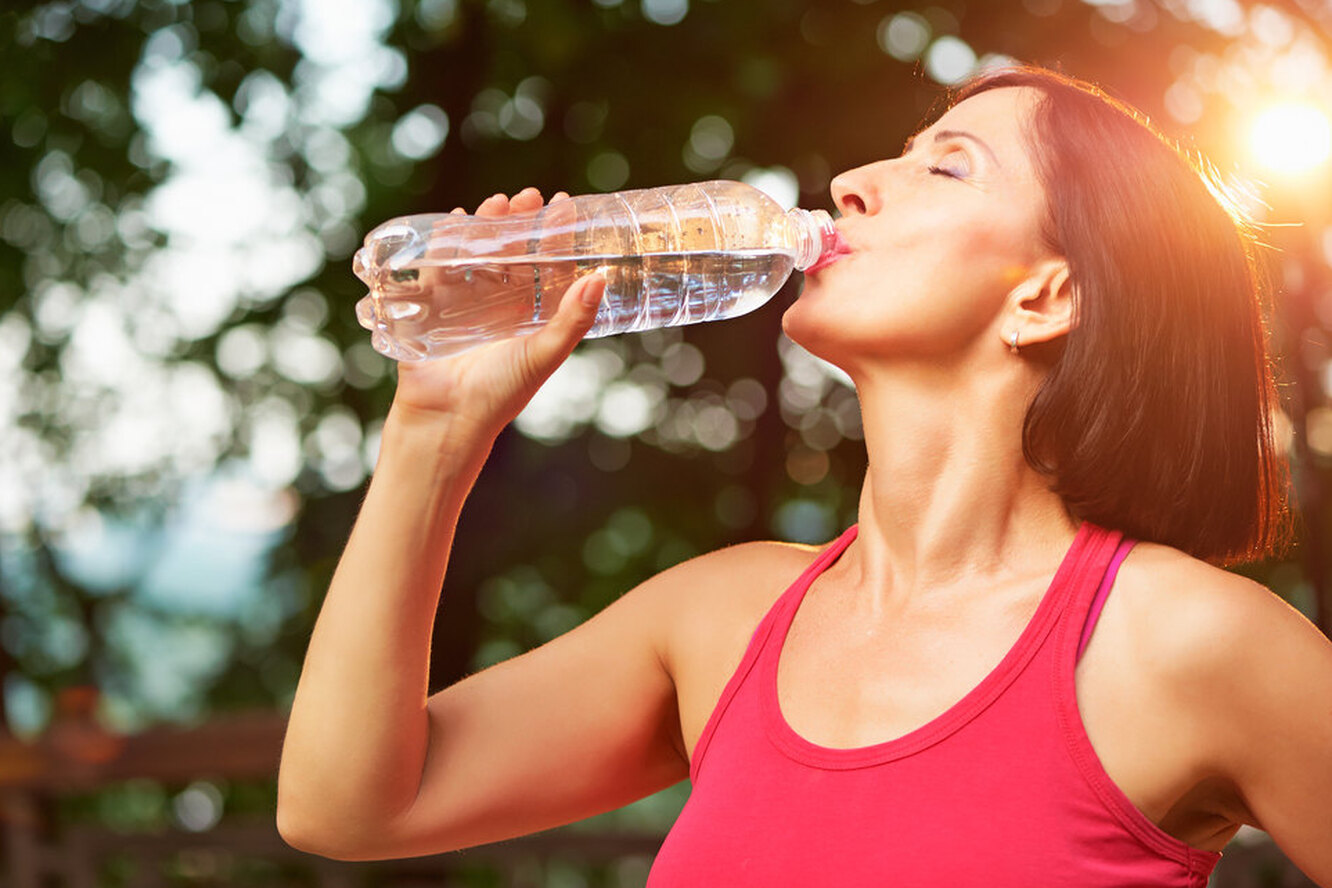 Удовлетворение жажды. Женщина пьет воду жажда. Девушка пьет воду. Девушка с бутылкой воды. Сильная жажда фото.
