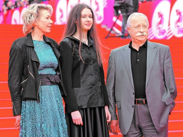 Новая жена якубовича. Якубович жена. Жена якубовича. Якубович жена. Якубович жена.