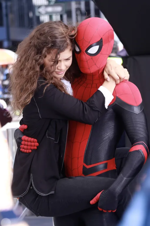 Зендея и Том Холланд в костюме Человека-паука на съёмках фильма 12 октября 2018 года