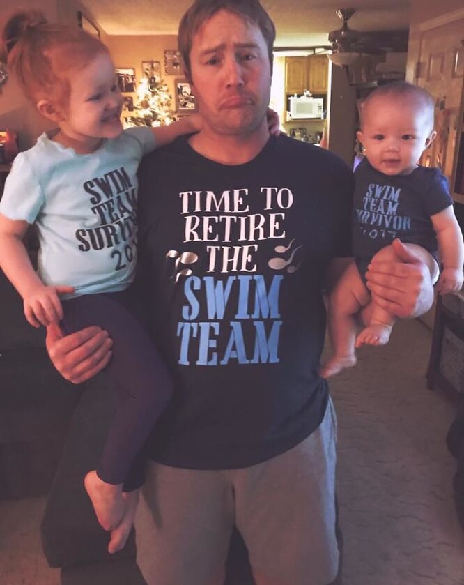 Джейсон с детьми в тематических футболках