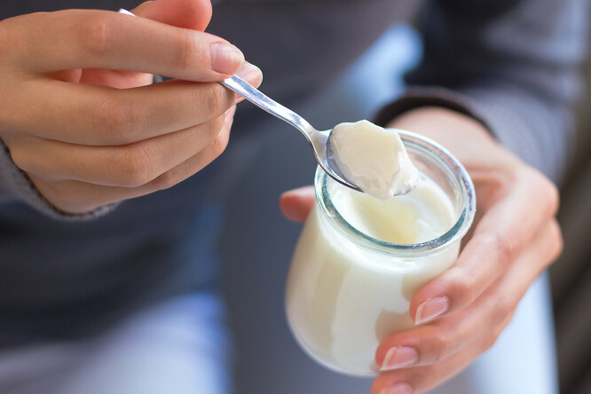 Греческий йогурт: почему он лучше обычного и с чем его едят