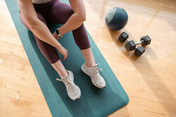 Как подкачать ноги, если болят колени: вот несколько щадящих упражнений