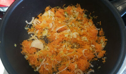 Морковь и лук нарезать соломкой и обжарить на растительном масле.