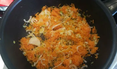 Морковь и лук нарезать соломкой и обжарить на растительном масле.