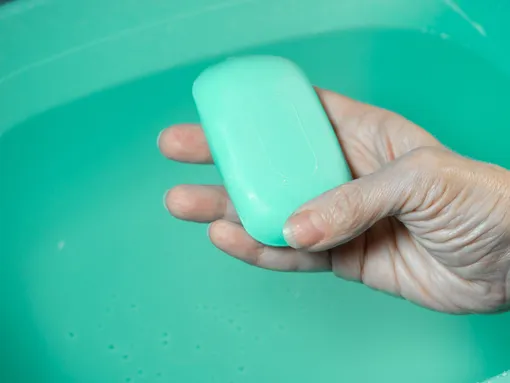 10 лайфхаков для дома с мылом: как убрать скрип двери, разметить шитьё и другие полезные советы