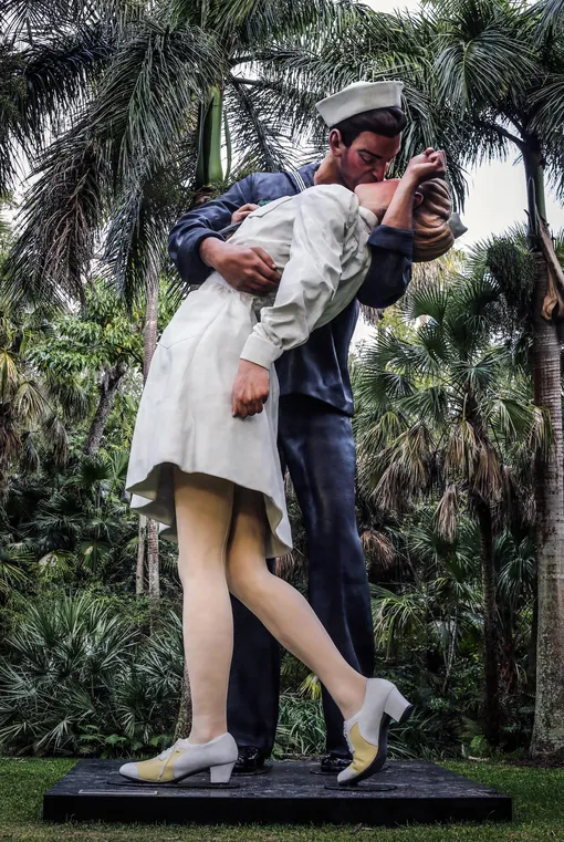 снимок как моряк целует девушку на таймс сквер
