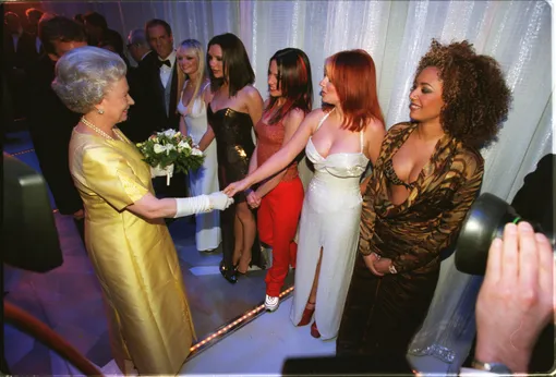 Виктория Бекхэм в составе группы Spice Girls на приёме у королевы Елизаветы II