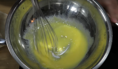 Подготовьте все ингредиенты для голландского соуса: отделите белки от желтков и выжмите сок из лимона. Взбейте эти два ингредиента в миске, пока смесь не загустеет и не увеличится в объеме в два раза.
