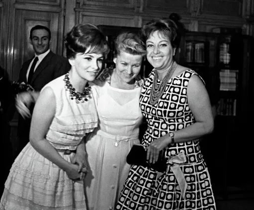 Итальянские актрисы Джина Лоллобриджида (слева) и Мариза Мерлини, министра культуры СССР Екатерина Фурцева