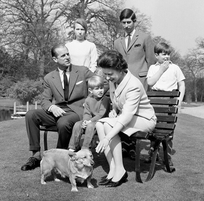 Королевская семья в садах близ Фрогмор-хауса в 1968 г.