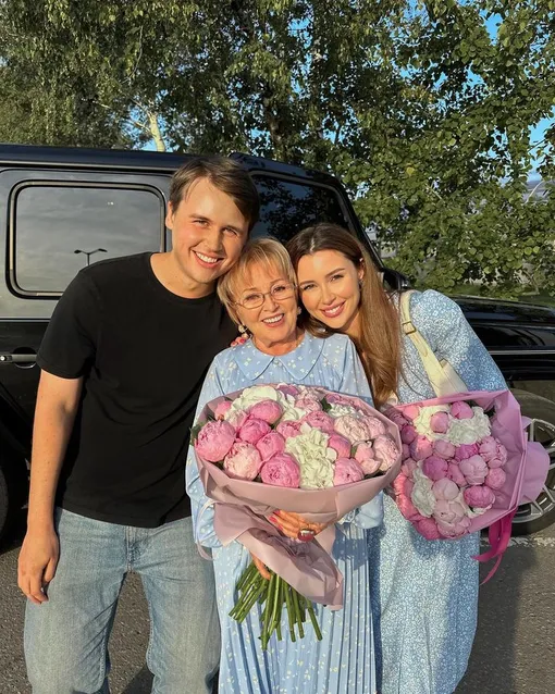 Мама Анастасии Заворотнюк фото со старшими внуками