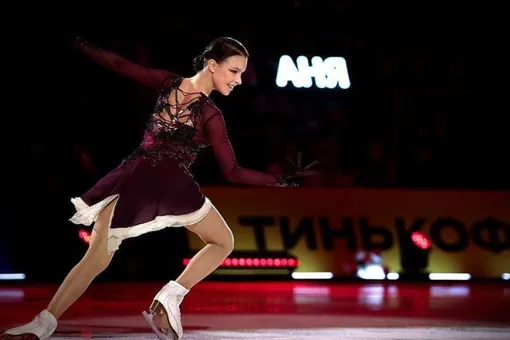 Олимпийская чемпионка Анна Щербакова упала на шоу Эртери Тутберидзе