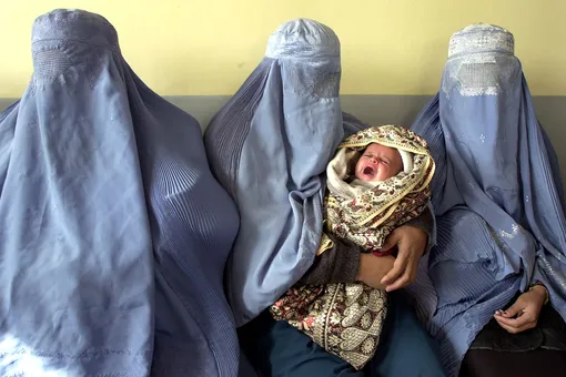 Афганская семья продала дочь-младенца незнакомцу, чтобы купить еды для сыновей